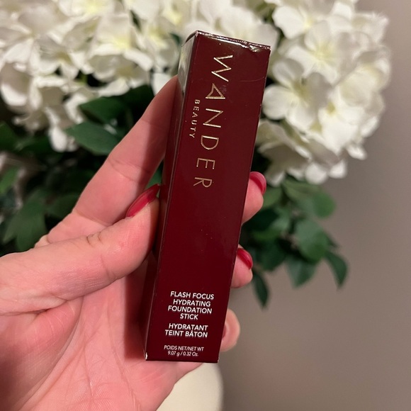 WANDER BEAUTY • FLASH FOCUS HYDRATING FOUNDATION STICK • GOLDEN MEDIUM - Picture 1 of 5